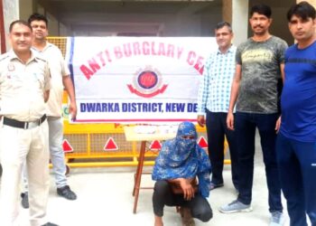 নৱম শ্ৰেণীৰ ছাত্ৰই প্ৰেমিকাক আইফোন উপহাৰ দিবলৈ বিক্ৰী কৰিলে মাকৰ সোণৰ গহণা