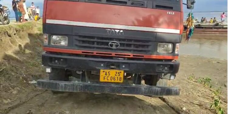 দক্ষিণ শালমৰাত আৰক্ষীৰ অভিযানত ৪৫৩ কাৰ্টন বিলাতী সুৰা জব্দ
