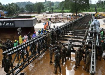 কেৰালাত প্ৰকৃতিৰ বিধ্বংসী ৰূপ! বৰ্তমানেও আৱদ্ধ শ শ লোক
