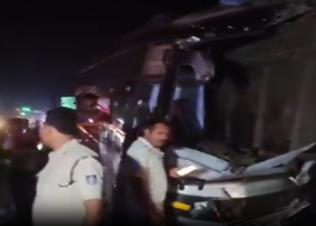 পথৰ কাষত ৰখাই থোৱা ডাম্পাৰত প্ৰচণ্ড খুন্দা বাছৰ; ৯ জনৰ মৃত্যু, ২১ গৰাকী আহত