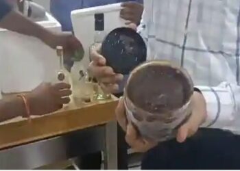 আচৰিত কাণ্ড! শিশুক হুইস্কি মিহলাই খুৱালে আইচক্ৰীম