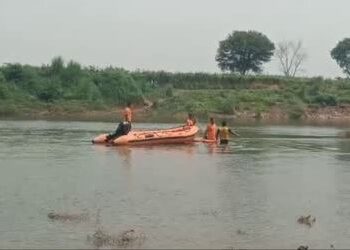 ঢোলপুৰৰ পাৰ্বতী নদীৰ তীব্ৰ প্ৰবাহৰ ফলত উটি গ’ল চাৰিজনী ছোৱালী, উদ্ধাৰ অভিযান অব্যাহত