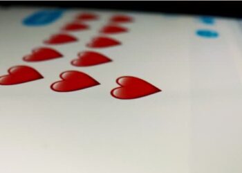 এগৰাকী অধ্যাপকৰ কৰ্ম-কাণ্ডই আচৰিত কৰিছে সকলোকে, ছাত্ৰীলৈ প্ৰেৰণ কৰে “HEART EMOJI”