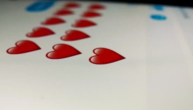 এগৰাকী অধ্যাপকৰ কৰ্ম-কাণ্ডই আচৰিত কৰিছে সকলোকে, ছাত্ৰীলৈ প্ৰেৰণ কৰে “HEART EMOJI”