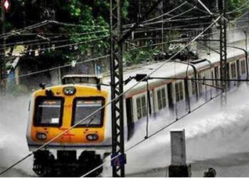 ৫ ঘণ্টাৰ বৰষুণতেই ডুব গ’ল মুম্বাই চহৰ, তীব্ৰ যান-জঁটত আৱদ্ধ জনসাধাৰণ, স্কুল-কলেজ সকলো বন্ধ ঘোষণা