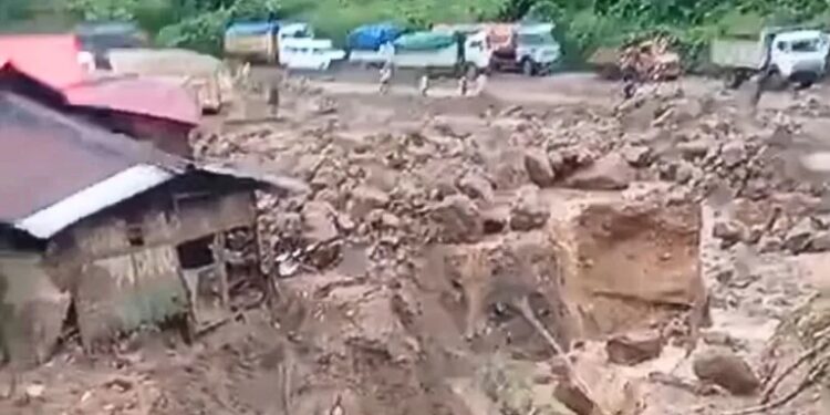 ভয়ংকৰ ভূমিস্খলনত খহি গ’ল ২৯ নং ৰাষ্ট্ৰীয় ঘাইপথ; মৃত্যু ৬ জন লোকৰ