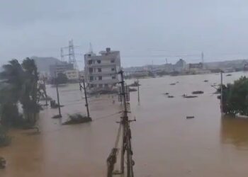 প্ৰকৃতিৰ কালৰূপ! ধাৰাসাৰ বৰষুণৰ ফলত ১৯ গৰাকীৰ মৃত্যু, শিক্ষানুষ্ঠান বন্ধ, বাতিল ৰেল সেৱা