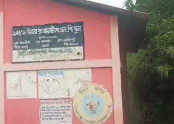 বিদ্যালয়ৰ শ্ৰেণীকোঠাত মাতাল শিক্ষকৰ সুখনিদ্ৰা, “অ’ ছাৰ উঠক, অ’ ছাৰ উঠক” বুলি হায়ৰাণ কণ-কণ শিক্ষাৰ্থী