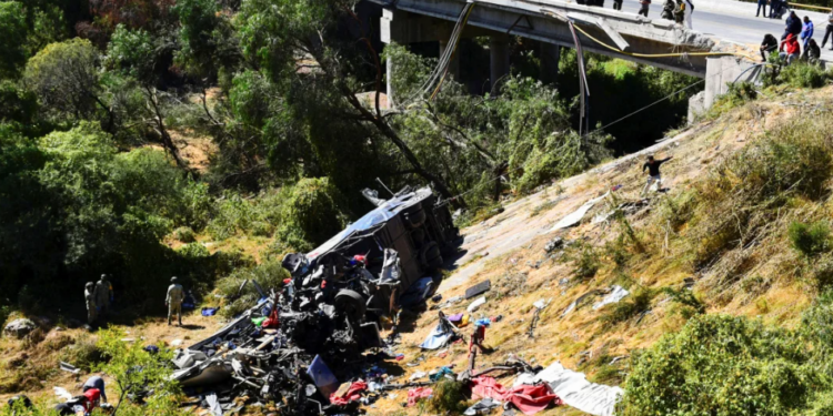 শিহৰণকাৰী পথ দুৰ্ঘটনা; বাছ-ট্ৰেক্টৰৰ সংঘৰ্ষত ১৯ জন লোকৰ মৃত্যু