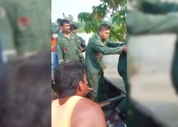 বন্যাৰ্তক খাদ্য যোগান ধৰাৰ সময়তে দুৰ্ঘটনাত পতিত সেনাৰ হেলিকপ্টাৰ