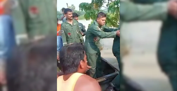 বন্যাৰ্তক খাদ্য যোগান ধৰাৰ সময়তে দুৰ্ঘটনাত পতিত সেনাৰ হেলিকপ্টাৰ