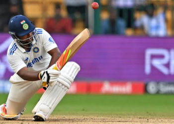 ১৩টা চাৰি, ৩টা ছয়; টেষ্ট ক্ৰিকেটত প্ৰথমটো শতকেৰে ধামাকা ছৰফৰাজ খানৰ