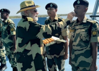সেনাৰ পোছাকত প্ৰধানমন্ত্ৰী মোদী; BSF জোৱানৰ সৈতে উদযাপন দীপাৱলী
