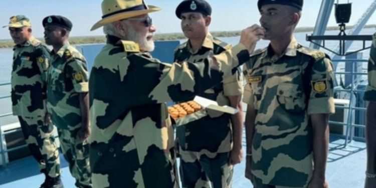 সেনাৰ পোছাকত প্ৰধানমন্ত্ৰী মোদী; BSF জোৱানৰ সৈতে উদযাপন দীপাৱলী
