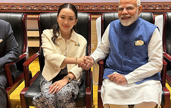 থাইলেণ্ডৰ প্ৰধানমন্ত্ৰীক সাক্ষাৎ কৰে দেশৰ প্ৰধানমন্ত্ৰী মোদীয়ে