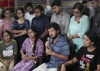 কলকাতা কাণ্ড: মুখ্যমন্ত্ৰী মমতাক সাক্ষাৎ কৰাৰ পিছত ১৭ দিনীয়া অনশনৰ অন্ত পেলালে কনিষ্ঠ চিকিৎসকে