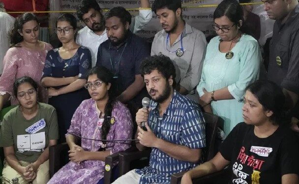 কলকাতা কাণ্ড: মুখ্যমন্ত্ৰী মমতাক সাক্ষাৎ কৰাৰ পিছত ১৭ দিনীয়া অনশনৰ অন্ত পেলালে কনিষ্ঠ চিকিৎসকে
