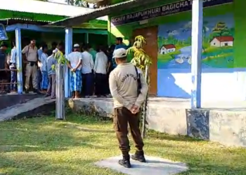 ছাত্ৰ-ছাত্ৰীৰ সন্মুখতে প্ৰধান শিক্ষকৰ সৈতে সংঘটিত কৰে আচৰিত কাণ্ড