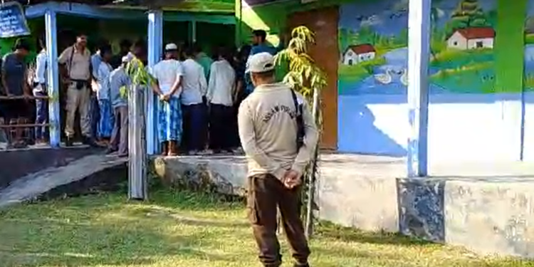 ছাত্ৰ-ছাত্ৰীৰ সন্মুখতে প্ৰধান শিক্ষকৰ সৈতে সংঘটিত কৰে আচৰিত কাণ্ড