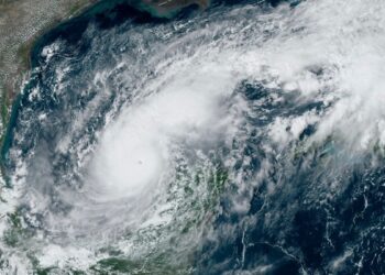 আমেৰিকাত বিপদঘণ্টা!  ঘূৰ্ণীবতাহে ধাৰণ কৰিছে এক বিধ্বংসী ৰূপ