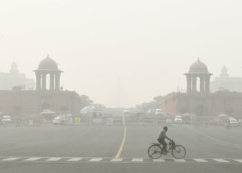 দিল্লীত “শ্বাসৰুদ্ধকৰ” বতাহ, বতৰে কৰিছে প্ৰতাৰণা, কিমান হৈছে দিল্লীৰ AQI?