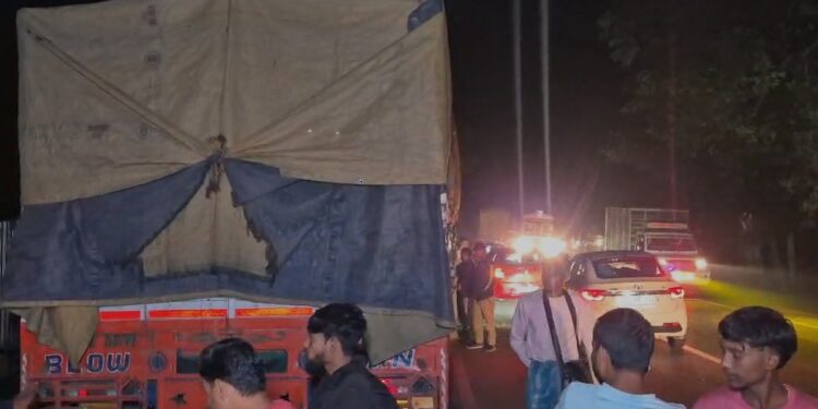 ধুবুৰীত নিশা ভয়ংকৰ পথ দুৰ্ঘটনাত তিনিজন লোকৰ মৃত্যু, এজনৰ অৱস্থা সংকটজনক