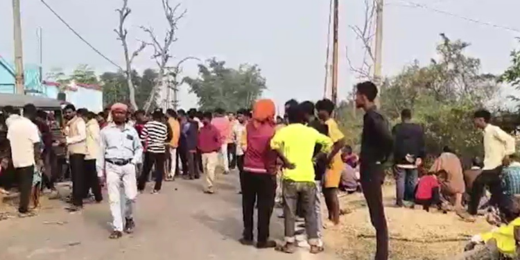 ভয়ংকৰ পথ দুৰ্ঘটনা; তীব্ৰ বেগী বলেৰ’ৰ খুন্দাত মৃত্যু চাৰিজনৰ, কেইবাজনো আহত