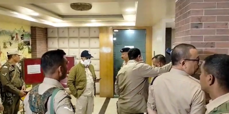 বিহালীৰ কংগ্ৰেছ প্ৰাৰ্থী জয়ন্ত বৰাৰ দুখনকৈ হোটেলত আৰক্ষী বাহিনীৰ অভিযান