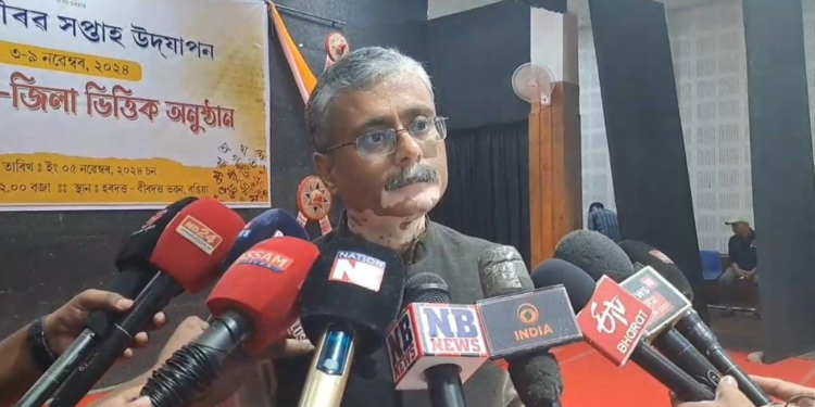 সৃষ্টিক মই শ্ৰদ্ধা কৰো, কিন্তু লাগ-বান্ধ নোহোৱা কথা কোৱা ব্যক্তিৰ ওপৰত মন্তব্য নকৰো : ময়ূৰ বৰা