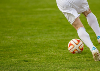 ফুটবল খেল চলি থকাৰ সময়তে খেলুৱৈৰ সৈতে সংঘটিত হ’ল ভয়ংকৰ ঘটনা