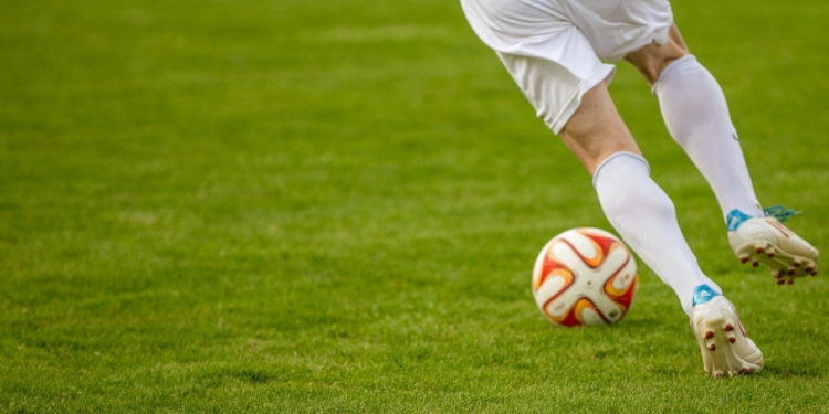 ফুটবল খেল চলি থকাৰ সময়তে খেলুৱৈৰ সৈতে সংঘটিত হ’ল ভয়ংকৰ ঘটনা