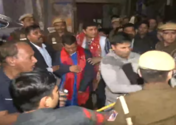 পদযাত্ৰাৰ সময়তে প্ৰাক্তন মুখ্যমন্ত্ৰী অৰবিন্দ কেজৰিৱালক আক্ৰমণ