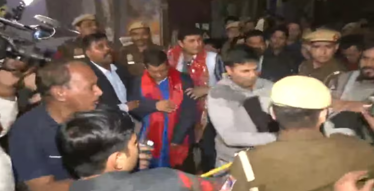 পদযাত্ৰাৰ সময়তে প্ৰাক্তন মুখ্যমন্ত্ৰী অৰবিন্দ কেজৰিৱালক আক্ৰমণ