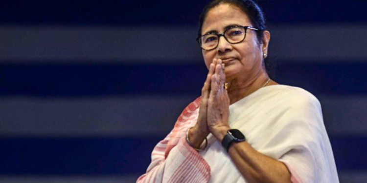 বাংলাদেশৰ পৰিস্থিতিক লৈ উদ্বেগ প্ৰকাশ মমতা বেনাৰ্জীৰ