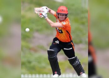 ইতিহাসৰ পৃষ্ঠাত নাম লিপিবদ্ধ বেথ মুনীৰ; এই বিশেষ কৃতিত্ব অৰ্জন কৰা প্ৰথমগৰাকী ক্ৰিকেটাৰ