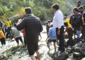 ২ ঘণ্টাৰ পাহাৰীয়া পথ,  হঠাতে হয় এটা জোকাৰণি! লগে লগে এখন বাছ পৰি যায় ২০০ মিটাৰ দ’ খাৱৈত