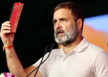 ৰাহুল গান্ধীৰ ‘ৰঙা কিতাপ’ক লৈ হুলস্থুল, বিজেপিয়ে ক’লে- মাত্ৰ এখন উকা কাগজ