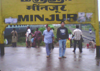 যেন চিনেমাৰ CLIMAX ৰ দৃশ্য! পিতৃ-কন্যাই টানি নিছে এটা ৰহস্যজনক চুটকেছ