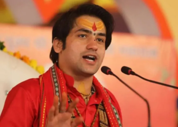 বাগেশ্বৰ ধামৰ ধীৰেন্দ্ৰ শাস্ত্ৰীলৈ কোনে নিক্ষেপ কৰিলে মোবাইল?