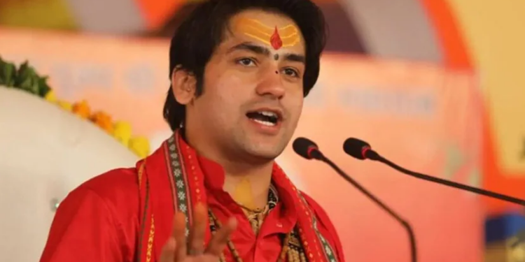 বাগেশ্বৰ ধামৰ ধীৰেন্দ্ৰ শাস্ত্ৰীলৈ কোনে নিক্ষেপ কৰিলে মোবাইল?