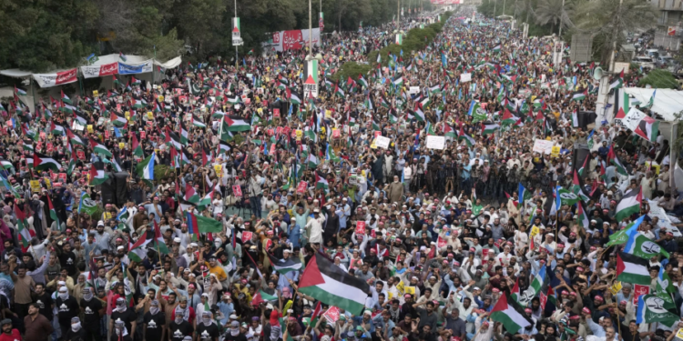 পাকিস্তানত অস্থিৰ পৰিস্থিতি,  ৰাজপথলৈ ওলাই আহিল ইমৰাণ খানৰ সমৰ্থক