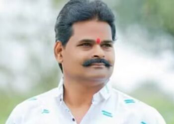 নিৰ্বাচনৰ মাজতেই হৃদয় বিদাৰক ঘটনা; ভোটগ্ৰহণ কেন্দ্ৰত মৃত্যুক সাৱটিলে নিৰ্দলীয় প্ৰাৰ্থীয়ে