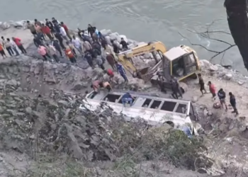 ভয়ংকৰ দুৰ্ঘটনা; তিস্তা নৈত বাগৰিল যাত্ৰীবাহী বাছ; ৫জনৰ মৃত্যু, কেইবাজনো আহত