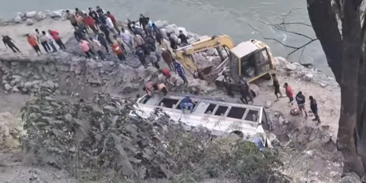 ভয়ংকৰ দুৰ্ঘটনা; তিস্তা নৈত বাগৰিল যাত্ৰীবাহী বাছ; ৫জনৰ মৃত্যু, কেইবাজনো আহত