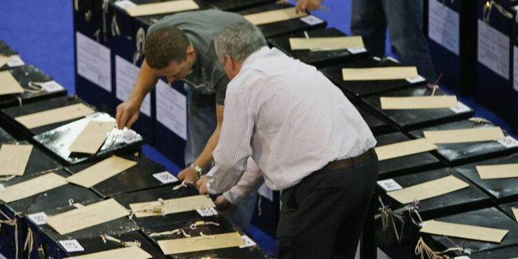 অসমৰ পাঁচ সমষ্টিত কোন প্ৰাৰ্থীয়ে লাভ কৰিছে অগ্ৰগতি? জানিবলৈ পঢ়ক..