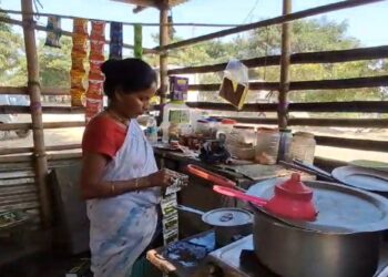 এগৰাকী স্বামীহীনা মহিলাৰ কাহিনী শুনি সেমেকি উঠিব আপোনাৰ অন্তৰ