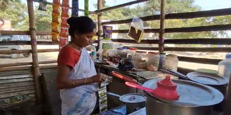 এগৰাকী স্বামীহীনা মহিলাৰ কাহিনী শুনি সেমেকি উঠিব আপোনাৰ অন্তৰ