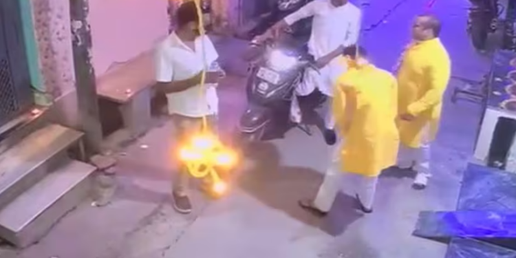 দীপাৱলী উদযাপন কৰি থকা সময়তে খুড়া-ভতিজাৰ সৈতে সংঘটিত হ’ল ভয়ংকৰ কাণ্ড