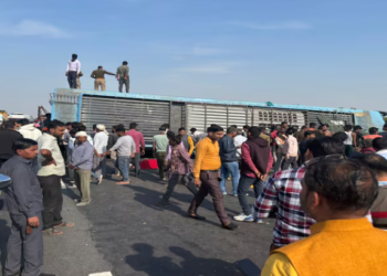 ডিভাইডাৰত খুন্দিয়াই ৰাজপথতে বাগৰিল যাত্ৰীবাহী বাছ; ৬ জনৰ মৃত্যু, ৪০ৰো অধিক আহত