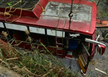 ধাৰাসাৰ বৰষুণৰ মাজতে দলঙৰ পৰা বাগৰিল যাত্ৰীবাহী বাছ; ৮ জনৰ মৃত্যু